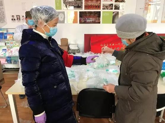 為樓棟分發口罩，并為包裝袋消毒
